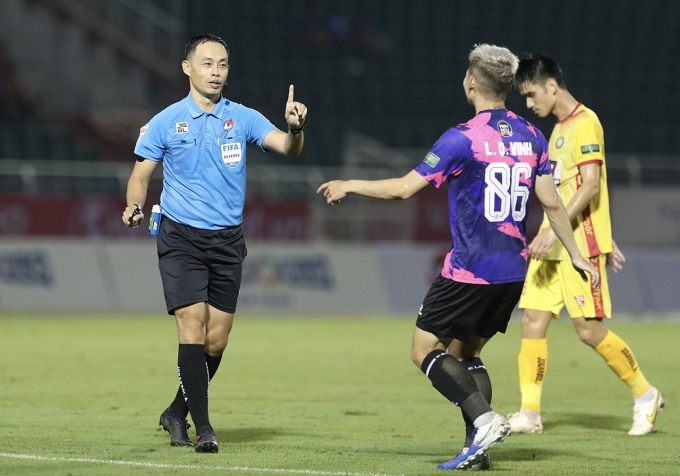 Bao giờ V-League chuyên nghiệp?