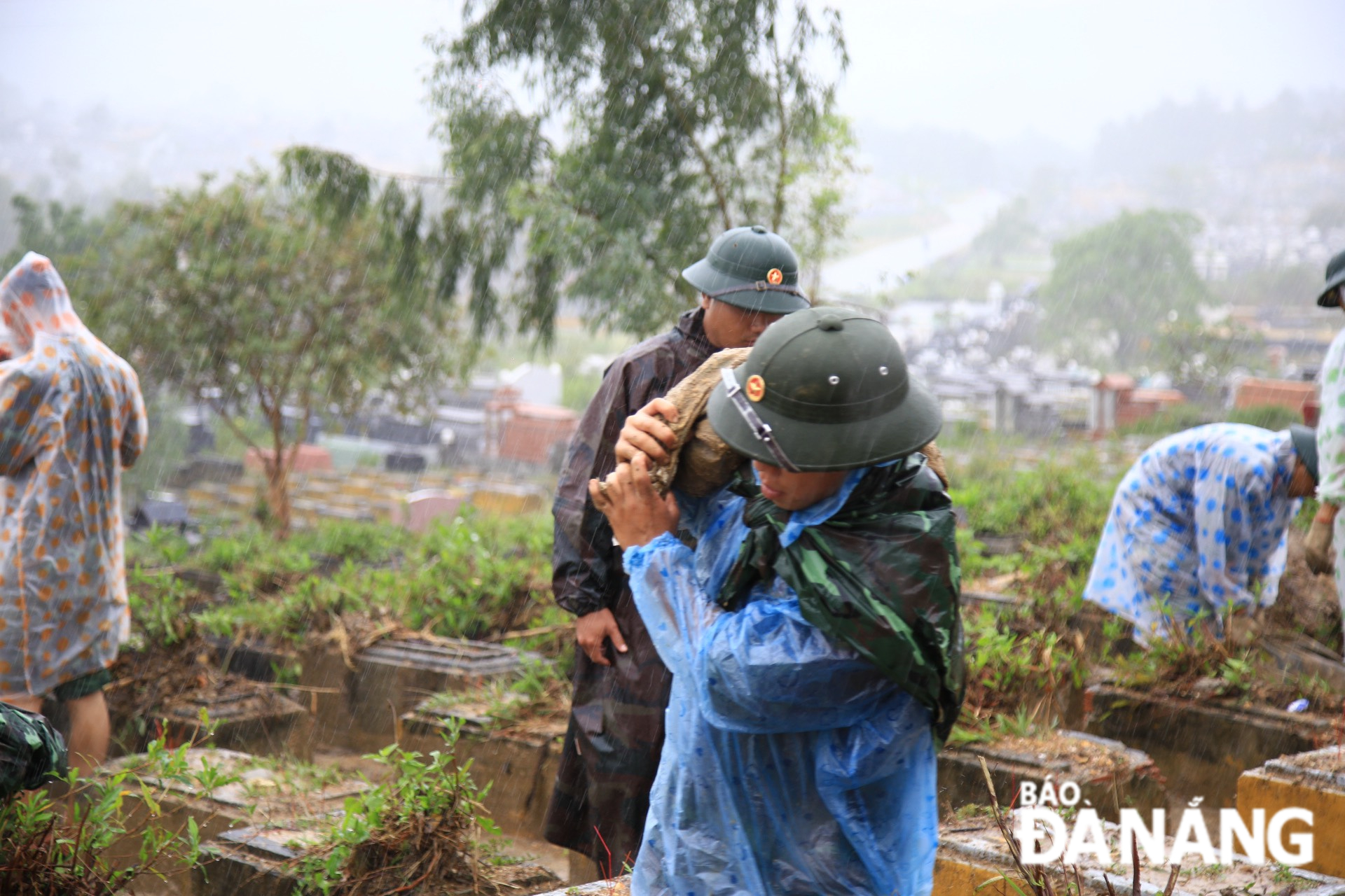 Bộ đội tiếp tục đội mưa khắc phục sạt lở tại Nghĩa trang Hòa Sơn