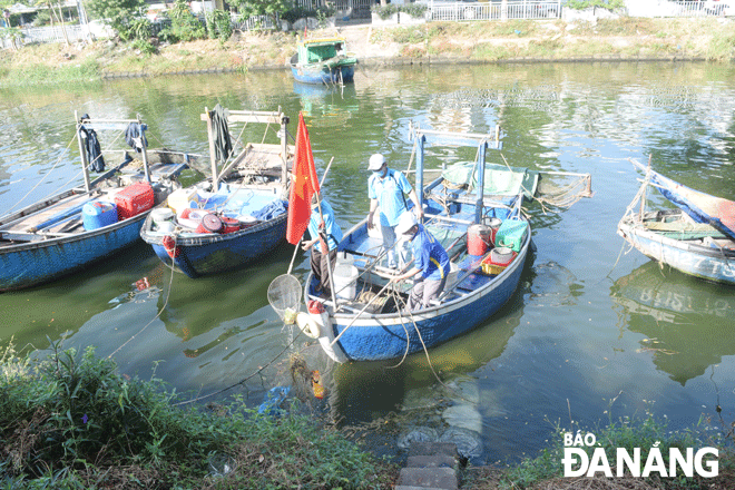 Ngư dân phường Thanh Khê Đông (quận Thanh Khê) thu gom rác thải nhựa trên sông Phú Lộc. Ảnh: HOÀNG HIỆP