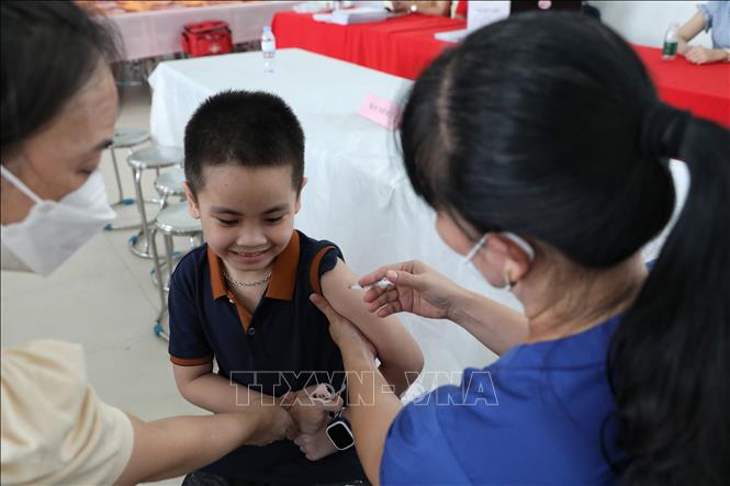 Tiêm vaccine phòng Covid-19 cho trẻ em. Ảnh: TTXVN