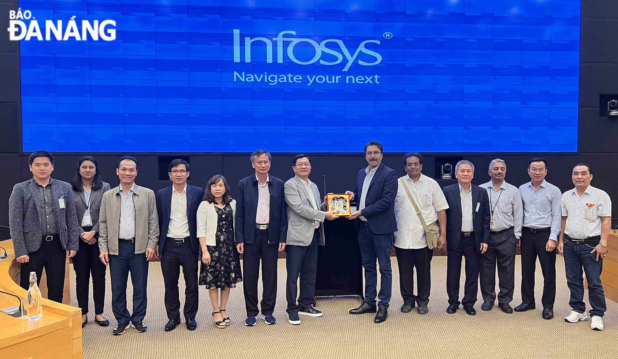 Da Nang People's Committee Vice Chairman Tran Phuoc Son (7th, left) visited and worked with the Infosys Group in India. Photo courtesy of the Da Nang delegation.