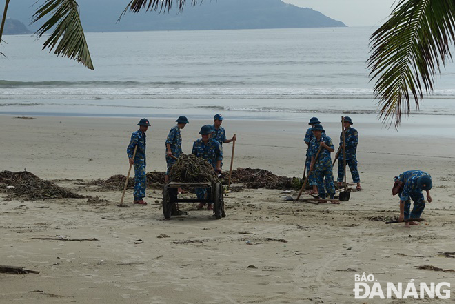 Các cán bộ, chiến sĩ Trung đoàn 244, Sư đoàn Phòng không 375 ra quân thu gom rác trân bãi biển Mân Thái.