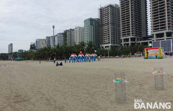 Bãi biển ở phía đông Công viên Biển Đông đã được trả lại sạch, đẹp phục vụ các hoạt động du lịch.