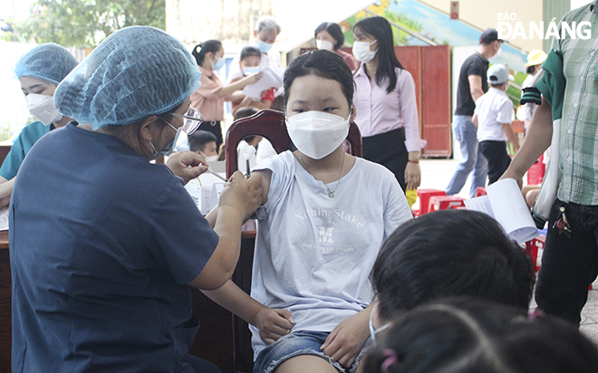 Most recently, the Tay Son Secondary School in collaboration with the Steering Committee for COVID-19 Prevention and Control in Hoa Cuong Bac Ward have offered the 1st and 2nd doses of vaccines against COVID-19 to its pupils. Photo: QUOC CUONG