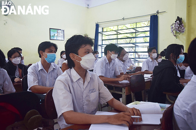 Many pupils have got into the habit of wearing face masks. The photo taken at the Nguyen Thuong Hien Senior High School by THU DUYEN.