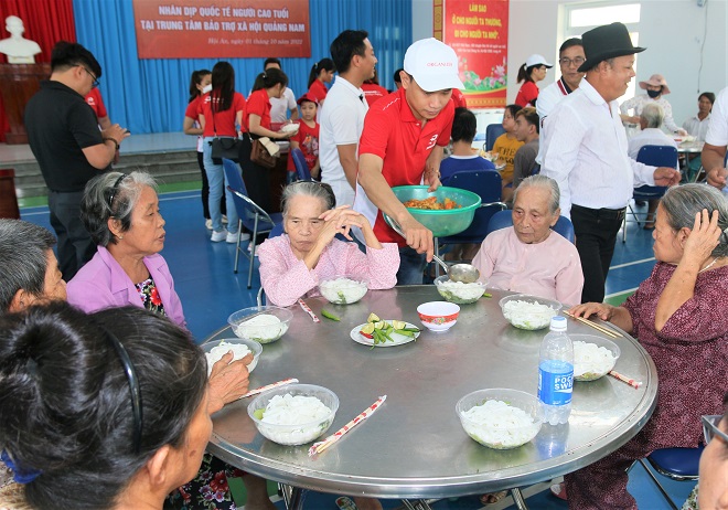 Cán bộ, nhân viên công ty tự tay nấu và dùng bữa trưa cùng mọi người.