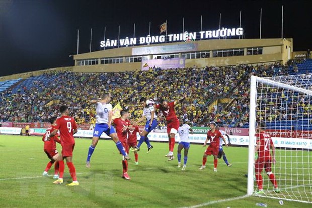 Tình huống bóng nguy hiểm trong trận đấu giữa Câu lạc bộ Nam Định gặp Hồng Lĩnh Hà Tĩnh trên sân vận động Thiên Trường. (Ảnh: Công Luật/TTXVN)