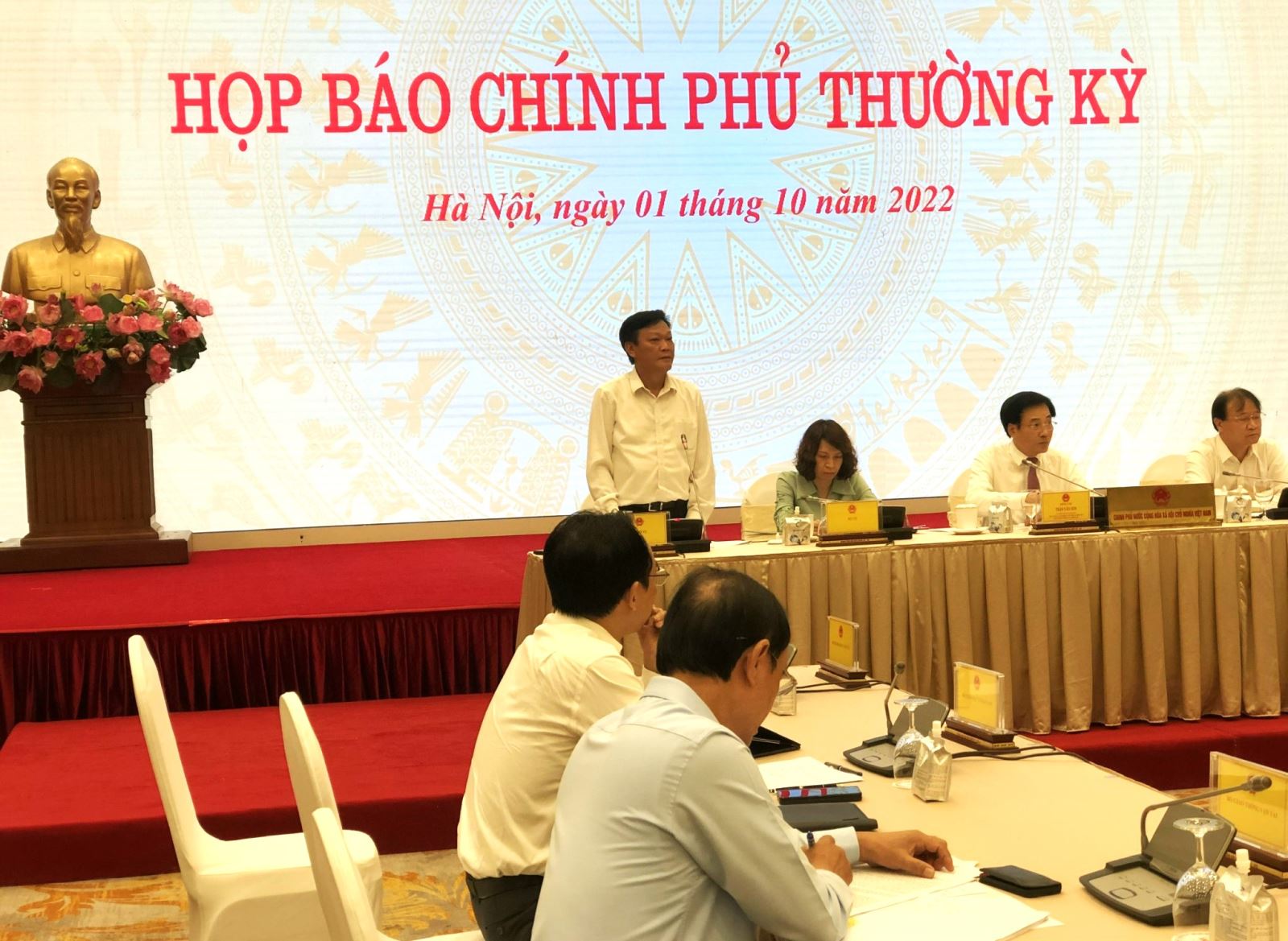 Thứ trưởng Bộ Nội vụ Nguyễn Duy Thăng trả lời báo chí tại họp báo.