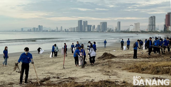 On the morning of October 1, more than 400 Youth Union members joining the mass cleanup at the Tho Quang Beach.