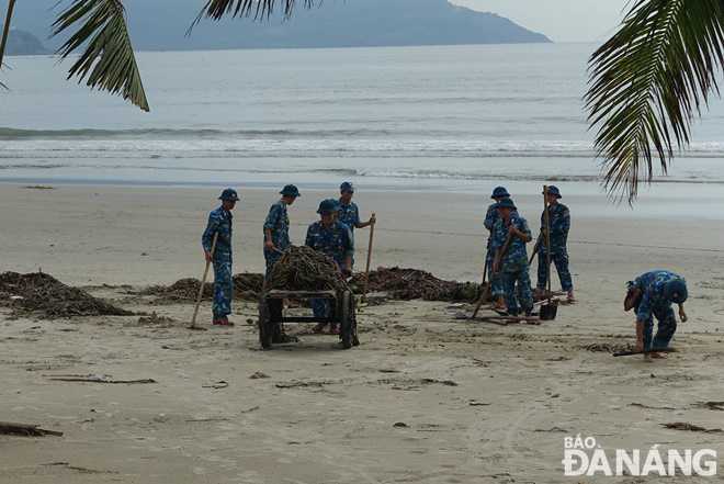 Officers and men of Regiment 224 under the Air Defense Division 375 went out to collect garbage at the Man Thai Beach.