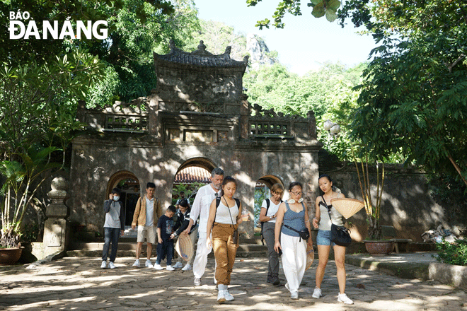 International tourists visit the Marble Mountains Tourist Area in August 2022. Photo: XUAN SON