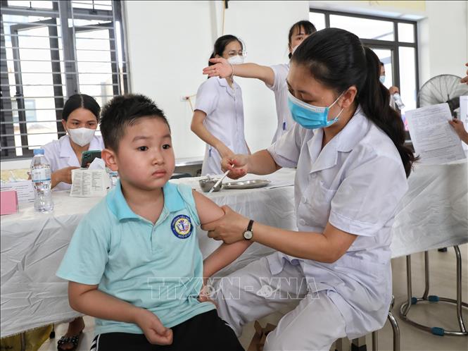 Tiêm vaccine phòng Covid-19 cho trẻ em. Ảnh: TTXVN