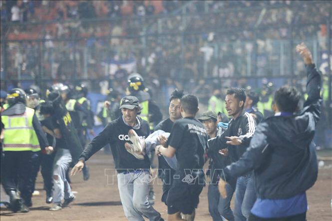 Chuyển người bị thương trong vụ giẫm đạp tại sân vận động ở thành phố Malang, Đông Java, Indonesia, tối 1-10/2022. Ảnh: THX/TTXVN