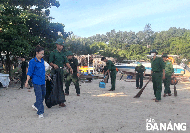 Cán bộ, chiến sĩ Biên phòng cùng người dân dọn sạch bãi biển. Ảnh: PHƯƠNG MINH