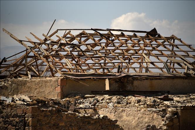 Ngôi nhà bị phá hủy trong cuộc pháo kích của lực lượng Azerbaijan tại Sotk, tỉnh biên giới Gegharkunik (Armenia), ngày 14-9-2022. Ảnh: AFP/TTXVN