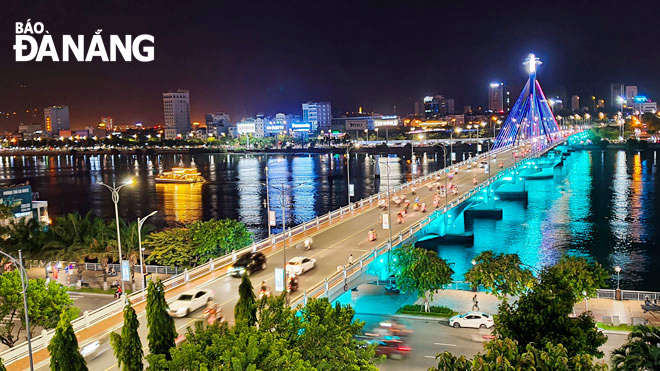 The Han River Cable-Stayed Swing Bridge is always the pride of Da Nang's people. Photo: DUC HOANG