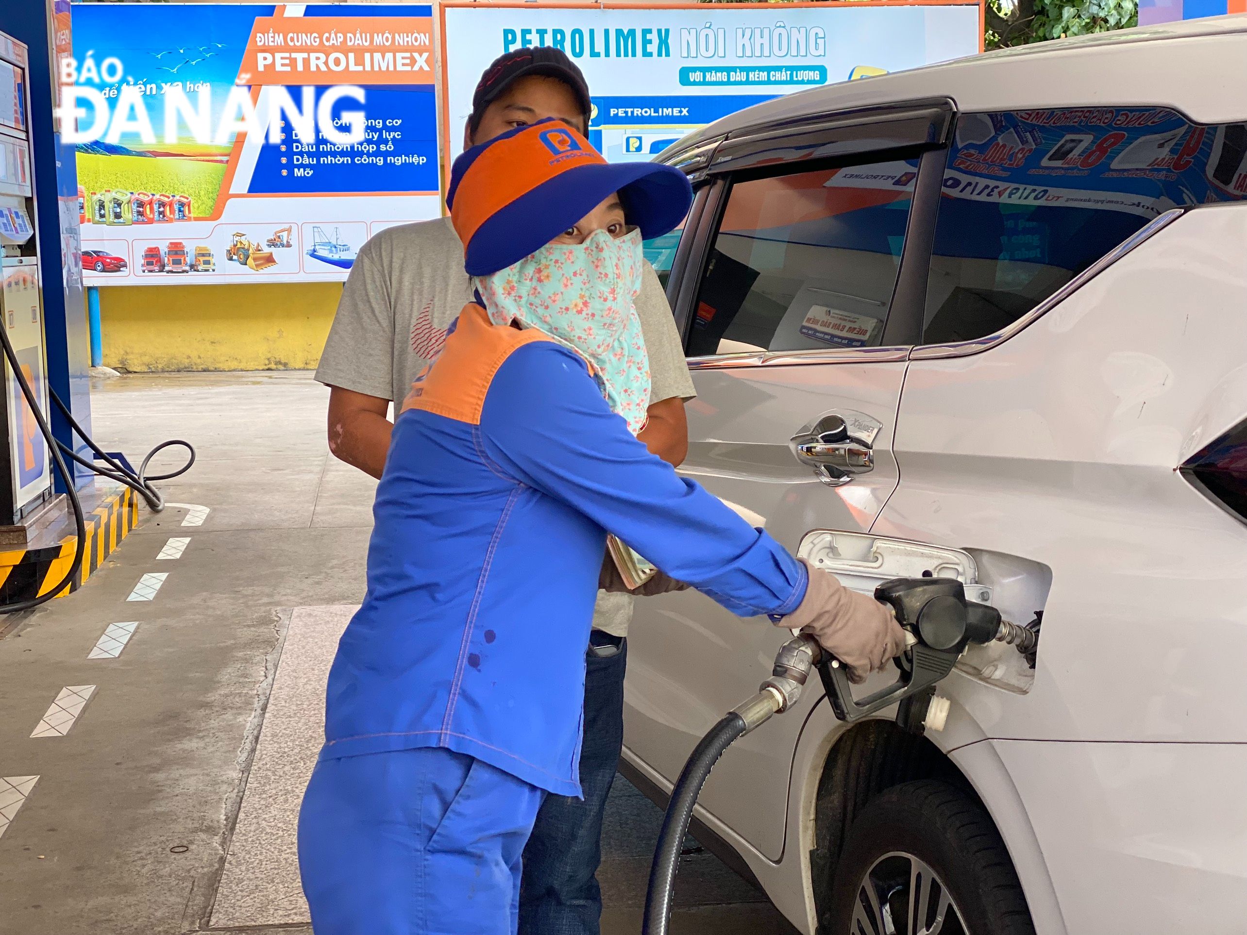 Petrol prices continued to be adjusted down in the latest adjustment made on October 3 by the Ministries of Industry and Trade, and Finance.