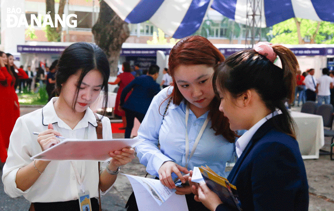Sinh viên tìm việc làm tại Ngày hội việc làm do Trường Đại học Kinh tế - Đại học Đà Nẵng phối hợp Sở Lao động, Thương binh và Xã hội tổ chức tháng 8 vừa qua. Ảnh: NGỌC HÀ