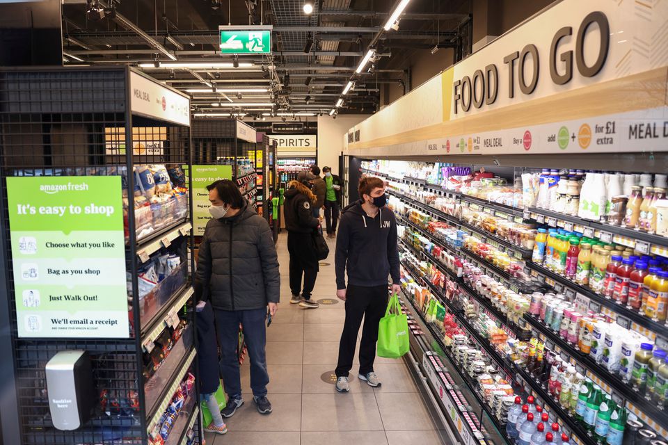 Trước sức ép, chính phủ Anh phải đảo ngược kế hoạch giảm thuế 45% lên những người có thu nhập cao. TRONG ẢNH: Người dân mua sắm tại siêu thị ở London. Ảnh: Reuters