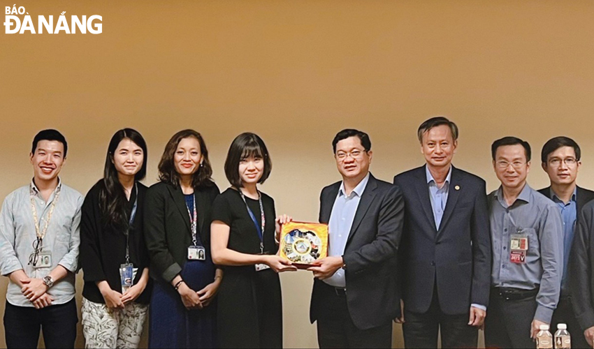 Da Nang People's Committee Vice Chairman Tran Phuoc Son (fourth, right) and representatives from the Singapore Airlines. Photo courtesy of the Da Nang delegation.