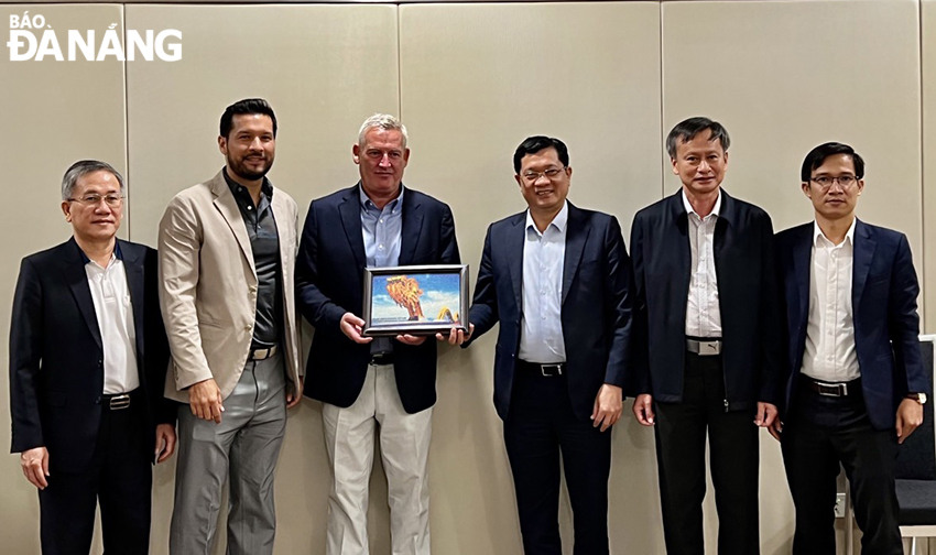 Da Nang People's Committee Vice Chairman Tran Phuoc Son (third, right) and some representatives from the Asian Development Tour. Photo courtesy of  the Da Nang delegation.