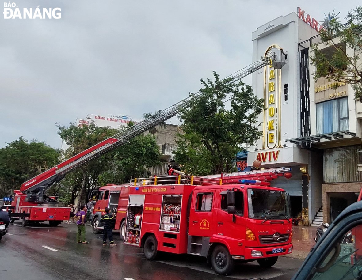 Lực lượng Cảnh sát phòng cháy, chữa cháy và cứu nạn, cứu hộ Công an quận Hải Châu triển khai phương tiện và lực lượng tiếp cận đám cháy tại quán karaoke AVIV. Ảnh: LÊ HÙNG