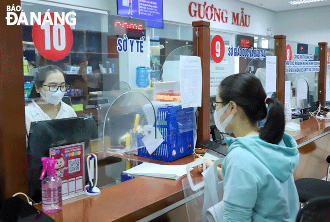 Residents make transactions at the 'One-Stop-Shop' Division at the Da Nang Administrative Centre. Photo: NGOC PHU