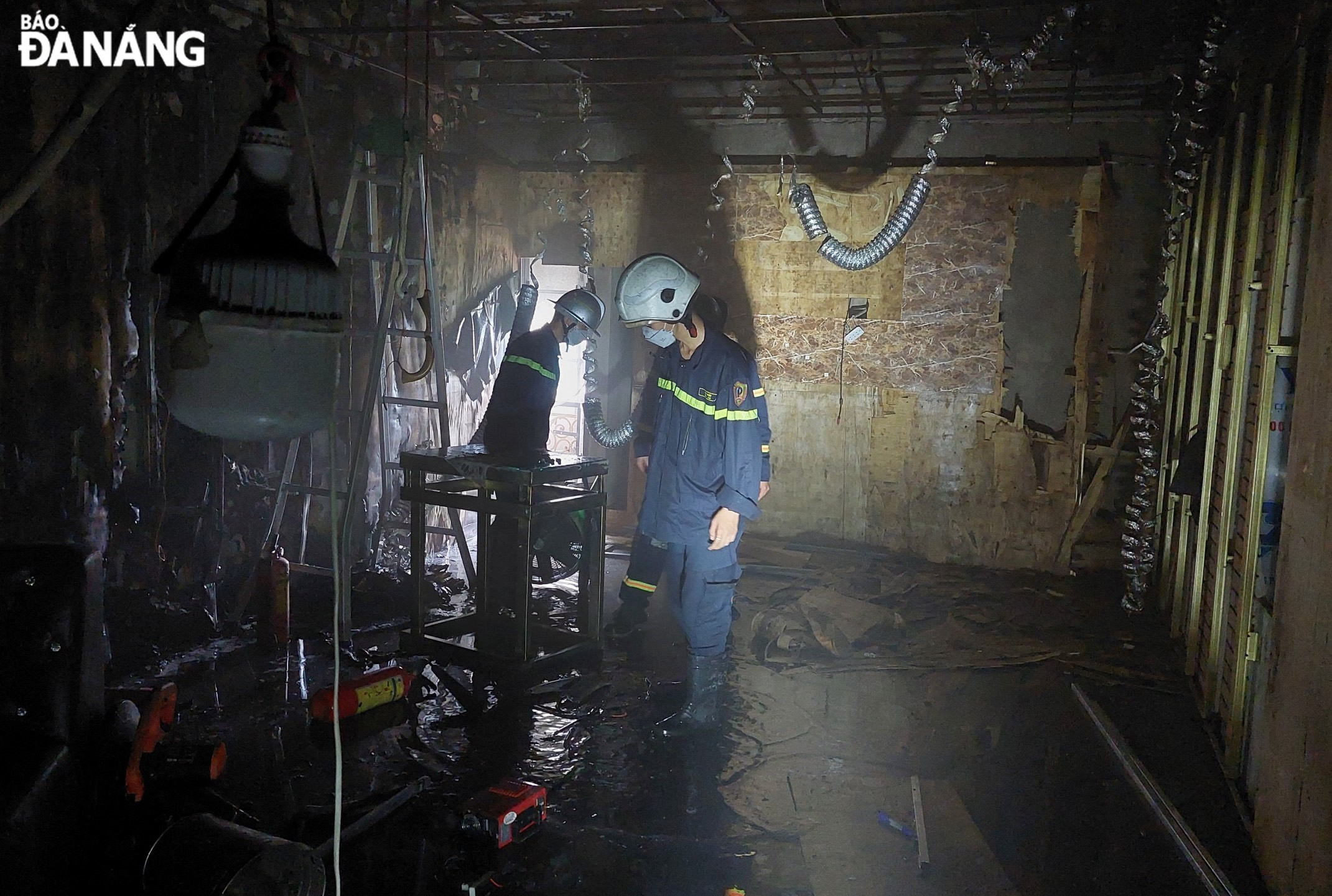  Many equipment inside the theater room burned down after the blaze. Photo: LE HUNG