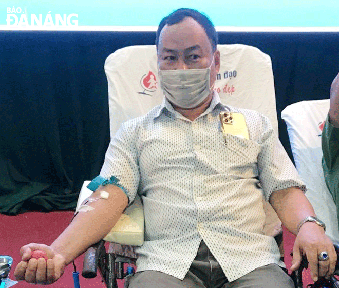   Lieutenant Colonel Phan Quang Phap participated in voluntary blood donation. PHOTO: X.HAU