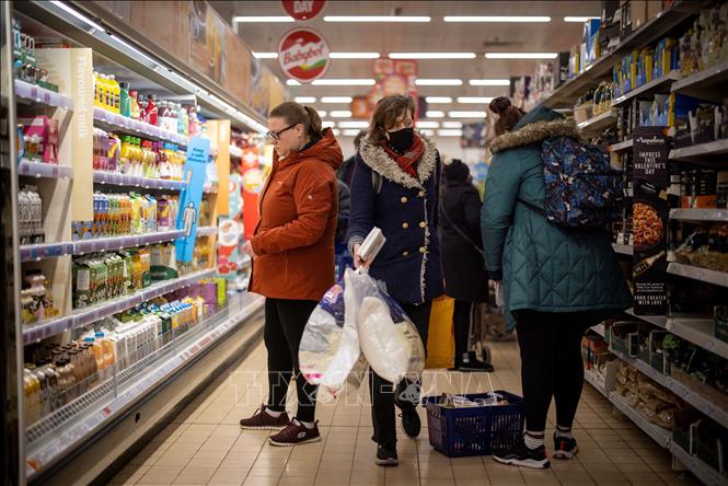 Người dân mua sắm tại một siêu thị ở Walthamstow, Anh. Ảnh: AFP/TTXVN