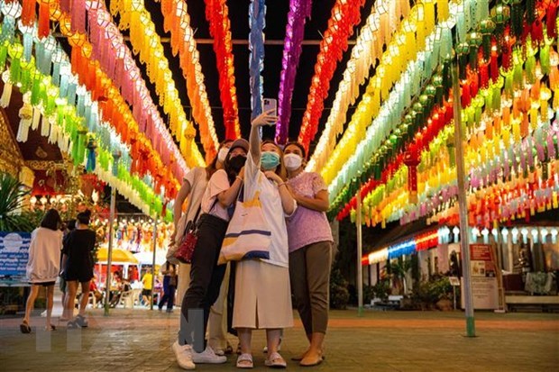 Tourists pose for a photo in Lamphun province of Thailand. (Photo: Xinhua/VNA)