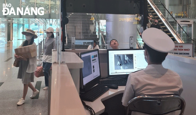 Functional forces at Da Nang International Airport are monitoring residents and tourists on entry to promptly detect monkeypox. Photo: PHAN CHUNG