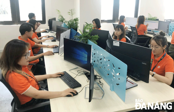 Businesses are actively working with the city to promote digital transformation. IN THE PHOTO: Employees at the Central FPT Software Co., Ltd. Photo: MINH LE