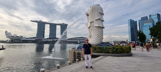 Du khách Việt Nam chụp hình lưu niệm bên Công viên sư tử biển “Merlion park” (Singapore).