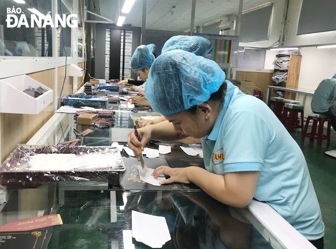 Da Nang’s taxes and fee cuts, extensions in the first eight months of 2022 totaled VND 1,278 billion. Picture is taken at the Trung Khoa Company Limited. Photo: M.Q