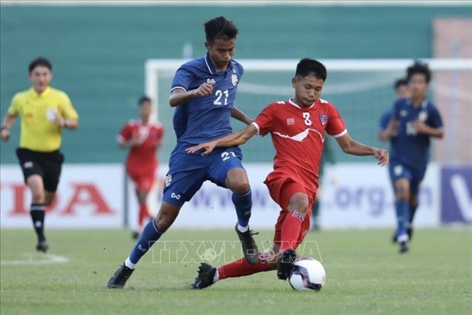 Pha cản phá bóng của cầu thủ Dipak Thapa Magar (số 3, Nepal). Ảnh: Minh Quyết/TTXVN