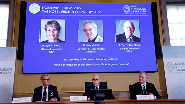 Giải Nobel Hóa học 2022 thuộc về hai nhà khoa học người Mỹ và một nhà khoa học người Đan Mạch vì đóng góp cho sự phát triển của nghiên cứu phản ứng hóa học click và phản ứng hóa học sinh trực giao.