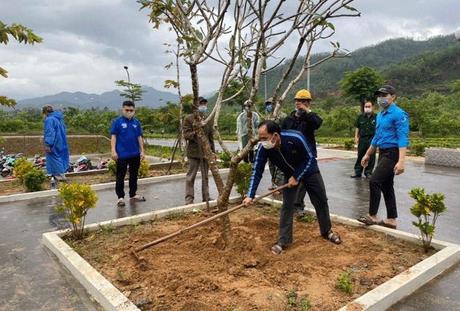 Hội Cựu chiến binh và đoàn viên thanh niên tham gia trồng cây tại bia chiến tích đèo Đại La (xã Hòa Sơn). (Ảnh do Hội Cựu chiến binh xã cung cấp)