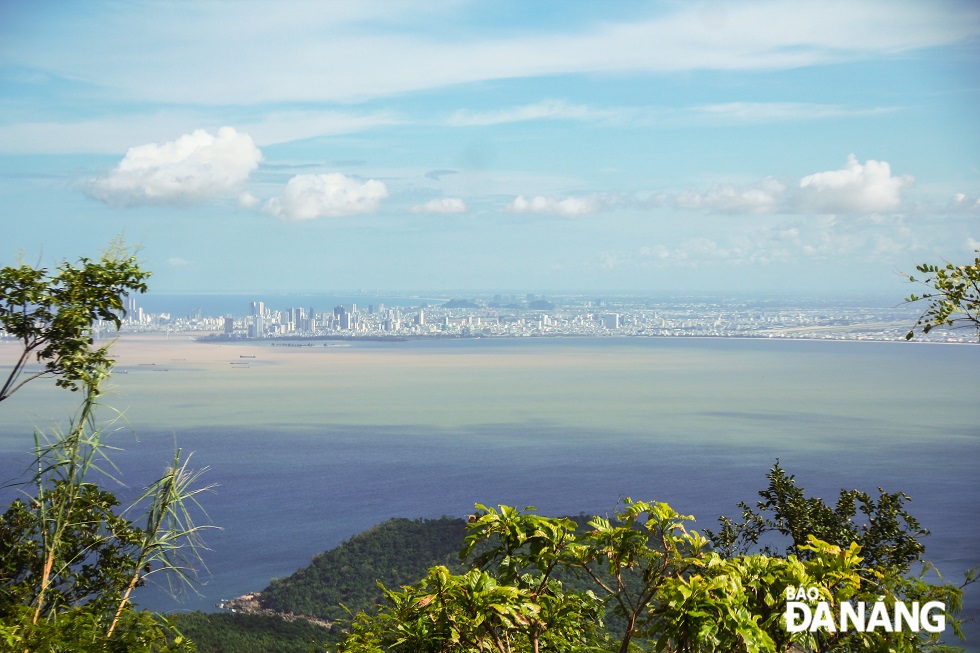 Du khách cũng có thể ngắm nhìn Đà Nẵng tuyệt đẹp từ hướng đỉnh đèo Hải Vân.