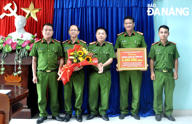Đại tá Nguyễn Văn Tăng, Phó Giám đốc Công an thành phố trao thưởng cho Phòng Cảnh sát hình sự về thành tích xuất sắc trong công tác truy bắt và vận động đối tượng truy nã ra đầu thú. Ảnh: L.H