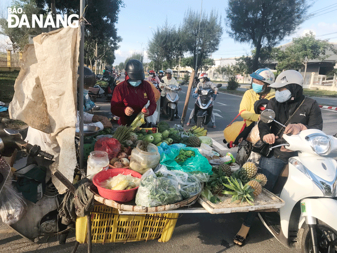 Một người dân buôn bán lấn chiếm trên đường Mê Linh, phường Hòa Hiệp Nam, quận Liên Chiểu. Ảnh: KHÁNH HUYỀN