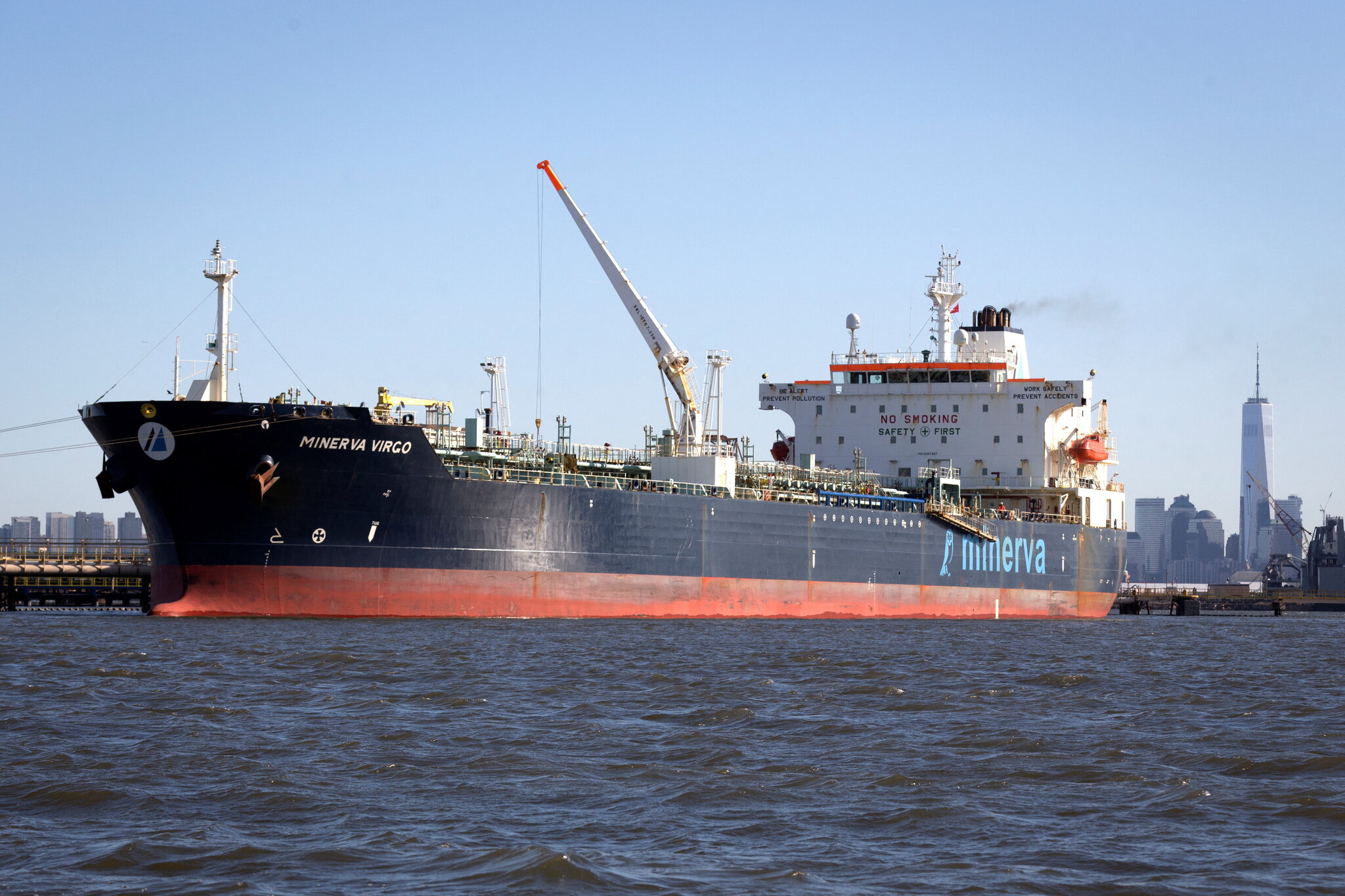 EU thông qua gói trừng phạt thứ 8, gồm áp trần giá dầu của Nga. TRONG ẢNH: Một tàu chở dầu của Nga đang trên đường đến Mỹ tháng 4-2022. Ảnh: New York Times