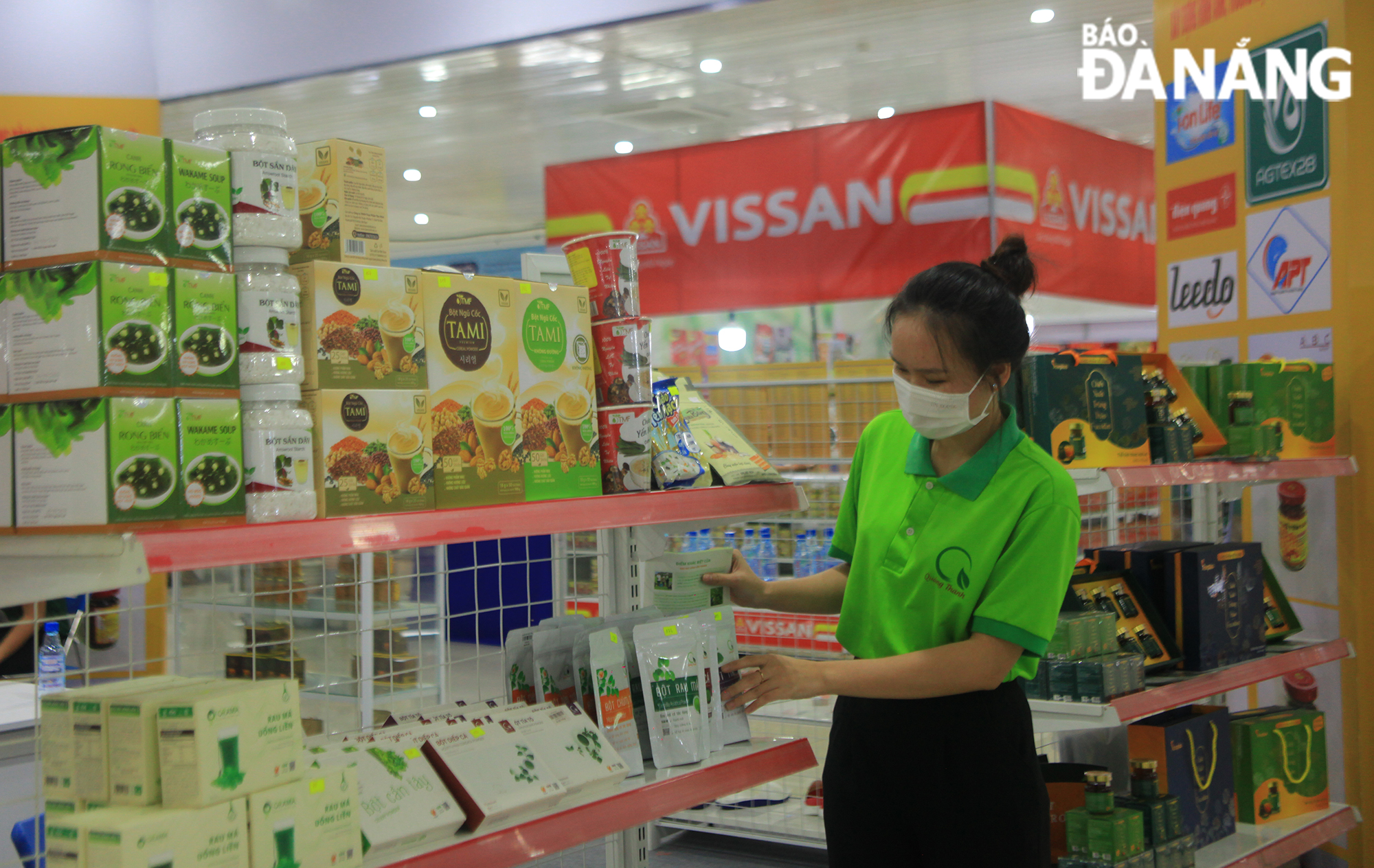 The fair features nearly 150 booths of more than 120 units and businesses from Da Nang and 17 provinces and cities nationwide. Photo: CHIEN THANG