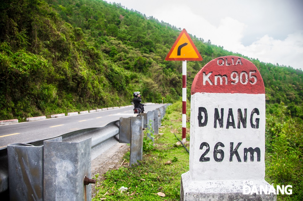 A milestone featuring a distance from the top of Hai Van Pass to Da Nang 
