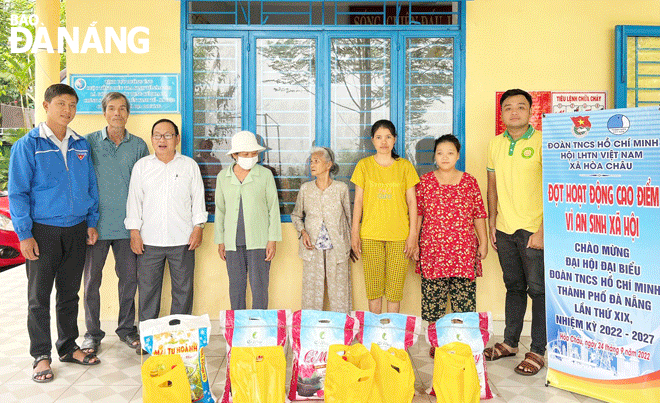 Members of the Youth Union Organistion in Hoa Chau Commune, Hoa Vang District presenting gifts to local poor families in late September. Photo: XUAN DUNG