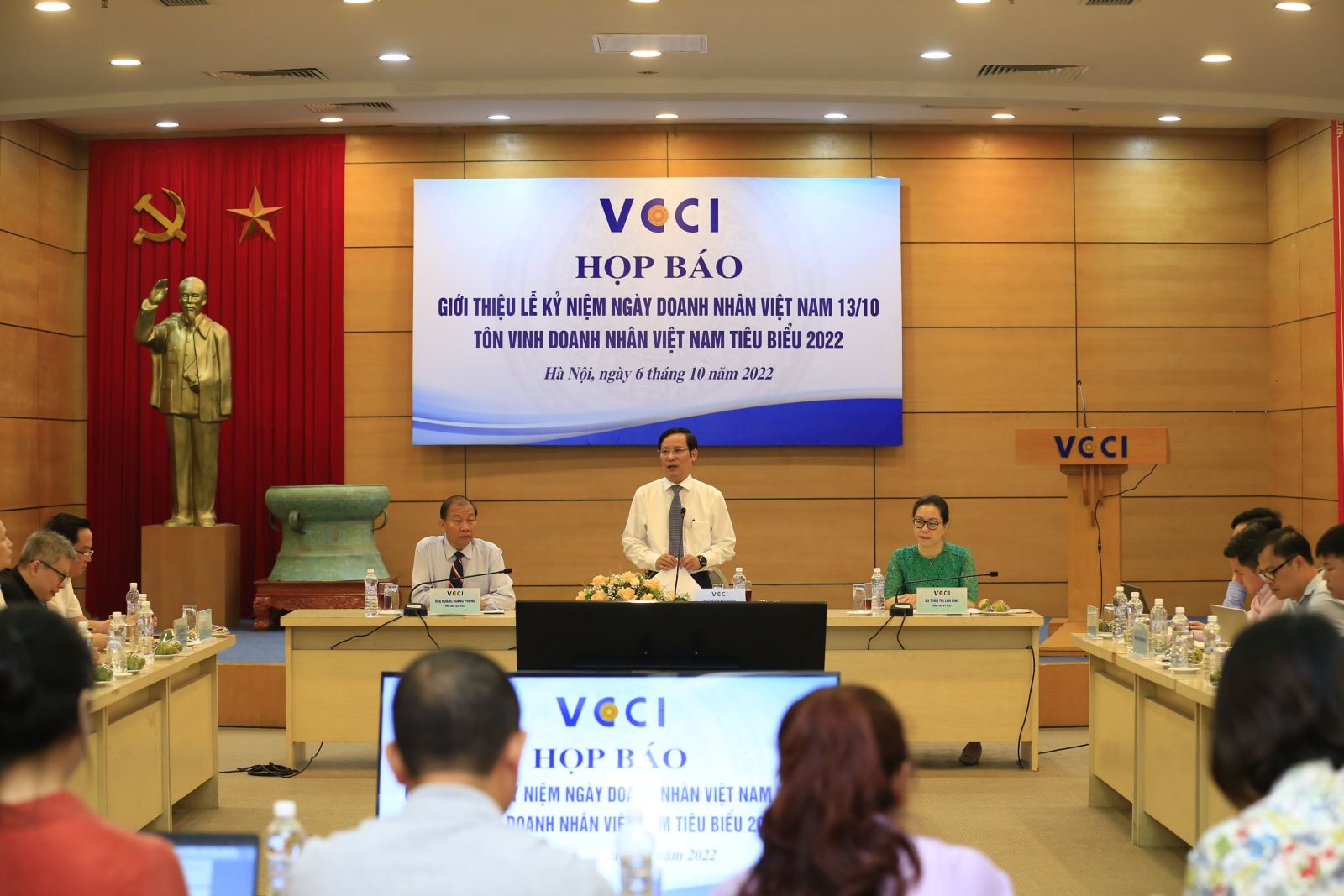 Ông Phạm Tấn Công, Chủ tịch VCCI phát biểu tại họp báo.