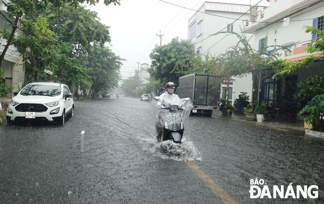 Torrential downpour caused flooding in some streets in the city as street inlets for draining rainwater along these roads were plugged with debris and leaves. IN PHOTO: Le Tan Trung Street in Son Tra District was flooded at noon of September 7 after heavy rainfall. Photo: HOANG HIEP