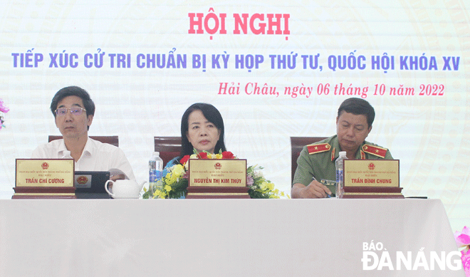 Các đại biểu Quốc hội thành phố tiếp xúc cử tri tại quận Hải Châu. Ảnh: X.HẬU