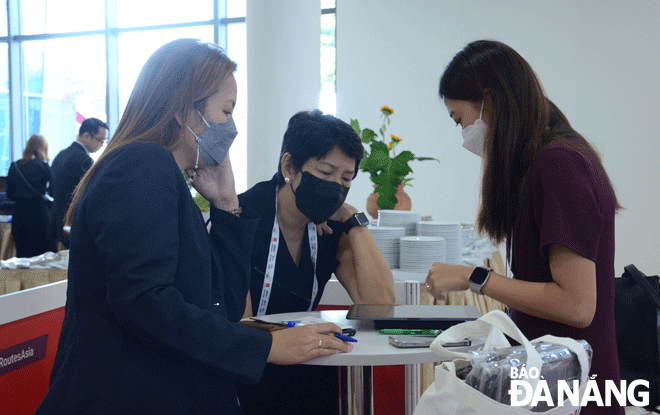 Nhiều sự kiện lớn mang tầm quốc tế đã được lựa chọn, tổ chức tại Đà Nẵng. Trong ảnh: Các đối tác gặp gỡ trao đổi tại Diễn đàn Phát triển đường bay châu Á - Routes Assia 2022. Ảnh: THU HÀ	
