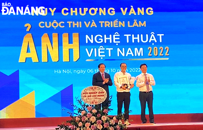 Ban tổ chức trao huy chương Vàng cho NSNA Lê Quang Thiện (Đà Nẵng). Ảnh: CTV